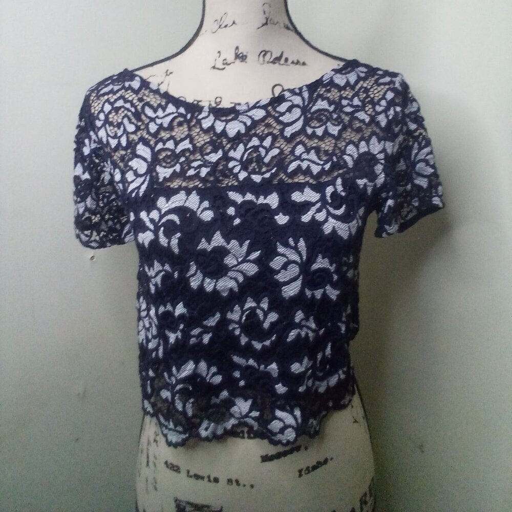 French Connection Crop Top Juniors S Sleeveless Crochet Lace Scallop Hem Blue